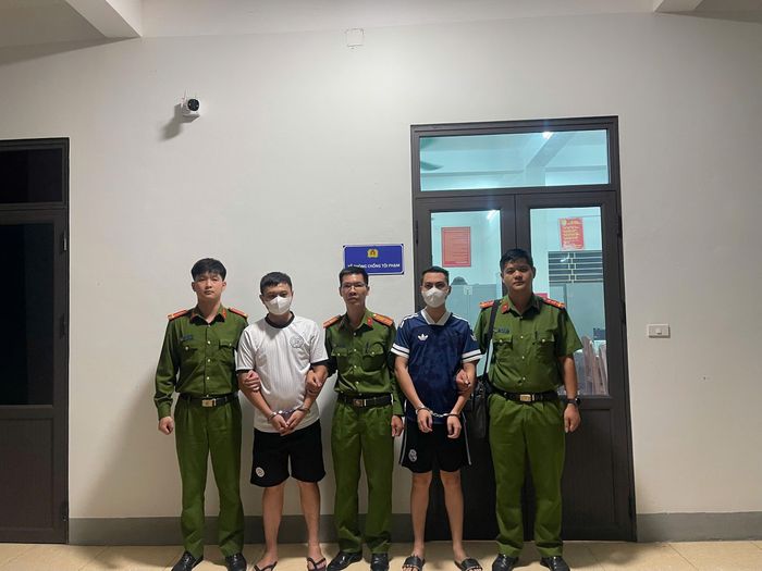 Nhóm thanh niên liên quan đến vụ án tại cơ quan công an (ảnh: Công an tỉnh Lào Cai).