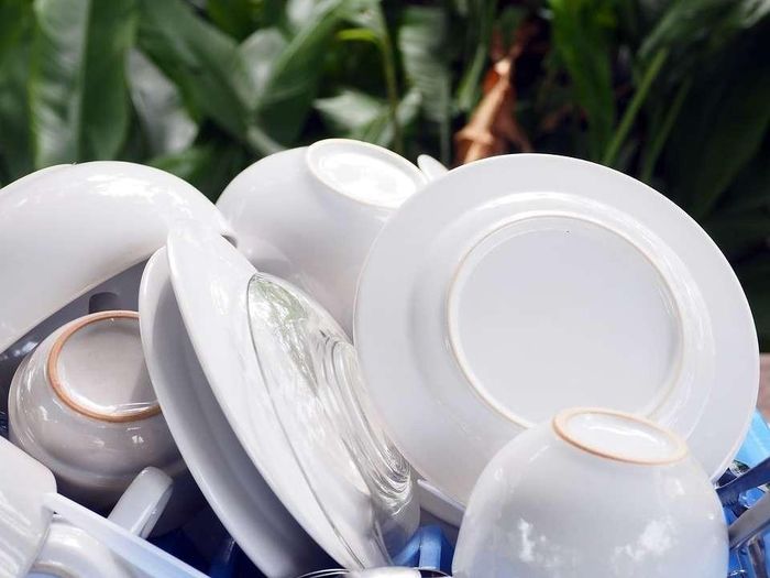 Những thói quen như rửa bát qua loa có thể tạo điều kiện cho vi khuẩn phát triển. Ảnh minh họa