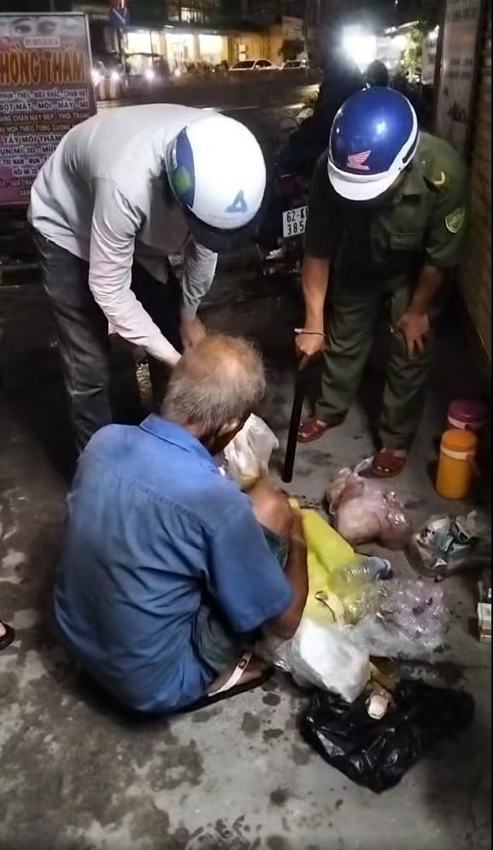  Ông H. trước đó bị nghi trộm điện thoại. (Ảnh cắt từ clip).