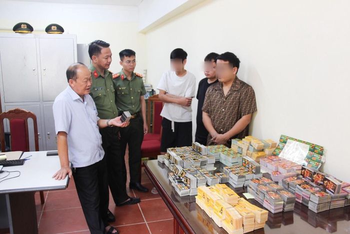 Đại tá Vì Quyền Chứ, Phó Giám đốc - Thủ trưởng Cơ quan An ninh điều tra Công an tỉnh Sơn La(bên trái ảnh) trực tiếp xét hỏi đối tượng. Ảnh: Bộ Công an.