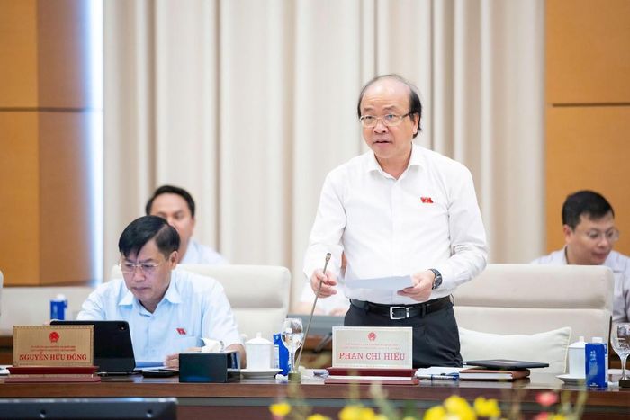 Chủ nhiệm Ủy ban Pháp luật và Tư pháp Phan Chí Hiếu phát biểu thẩm tra tờ trình tại phiên họp