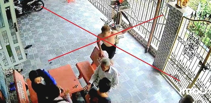 Đối tượng Tài cầm dao đe dọa Thẩm phán và Thư ký.