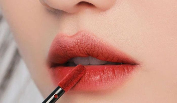 Son môi là món đồ cá nhân được khuyến cáo không nên dùng chung