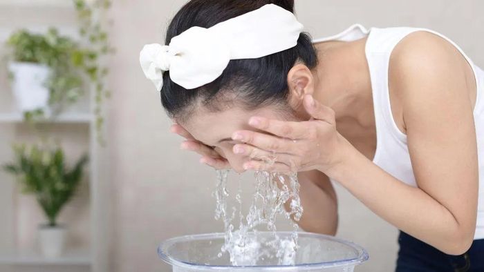 Bạn nên rửa mặt hoặc tắm bằng nước mát để làm dịu da từ từ