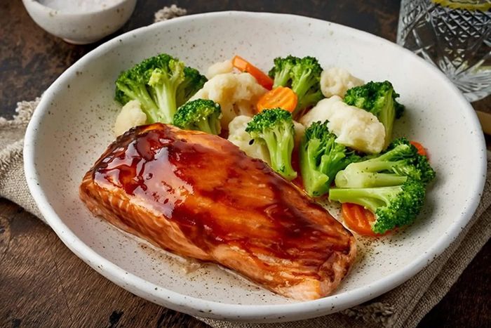 Cá hồi áp chảo ăn kèm rau củ hấp vừa nhẹ nhàng vừa giúp no lâu cho người giảm cân