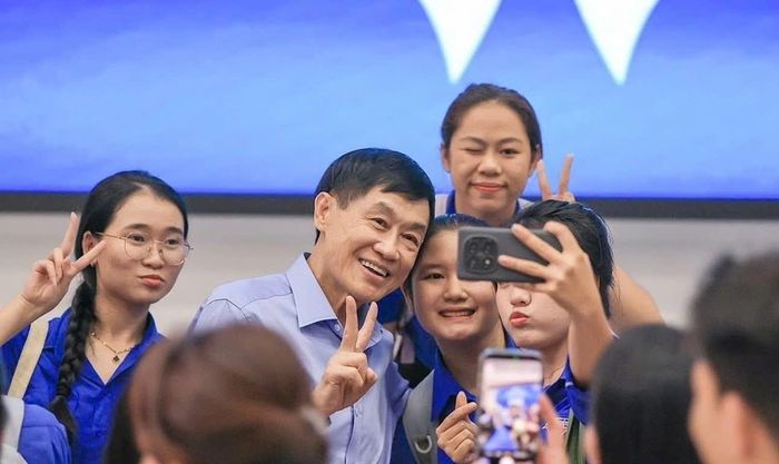 Các em học sinh nhận học bổng chụp hình cùng ông Johnathan Hạnh Nguyễn – nhà tại trợ học bổng