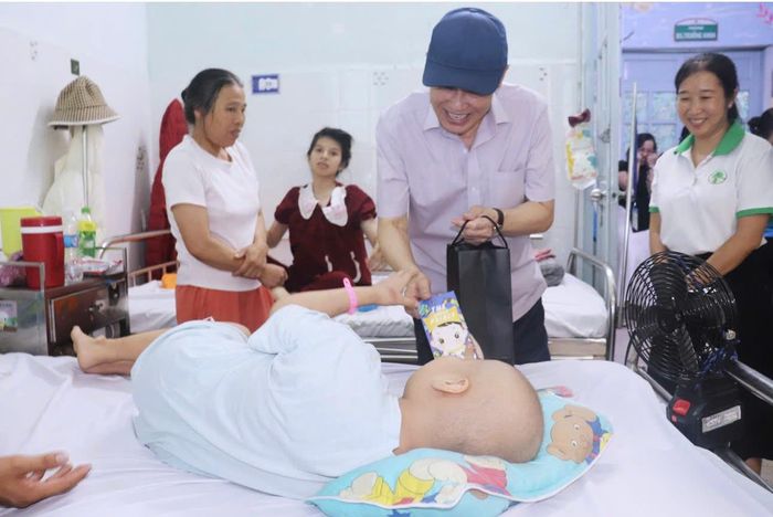 Ông Johnathan Hạnh Nguyễn đến Bệnh viện Nhi Đồng 2 động viên, tặng quà cho các bệnh nhi đang điều trị tại đây
