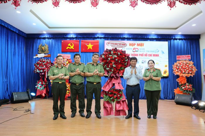 Đại tá Trần Trọng Dũng - Phó Chủ tịch Hội Nhà báo Việt Nam tặng lẵng hoa chúc mừng
