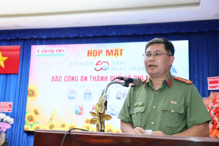 Đại tá Bùi Ngọc Giáp - Trưởng ban Chuyên đề Công an TPHCM báo cáo nhanh một số kết quả, thành tích nổi bật của Báo Công an TPHCM đã đạt được trên chặng đường nửa thế kỷ đã qua 