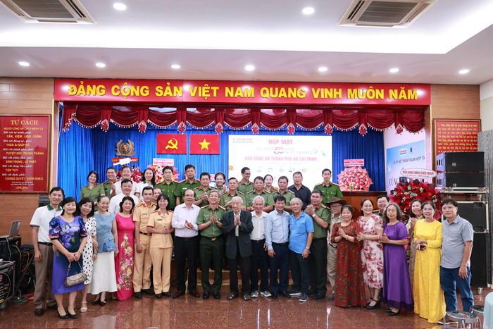 Đại biểu chụp ảnh lưu niệm