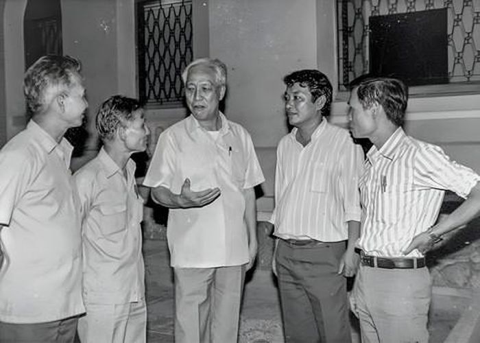 Đại tướng Mai Chí Thọ (đứng giữa, thời điểm này là Ủy viên Bộ Chính trị, Bộ trưởng Bộ Nội vụ, nay là Bộ Công an) luôn dành sự quan tâm đặc biệt cho Báo Công an TPHCM. Từ trái qua: Phó Giám đốc Công an TPHCM Lê Văn Thiện, Tổng Biên tập Báo Công an TPHCM Nguyễn Anh Linh, Đại tướng Mai Chí Thọ, Phó Tổng Biên tập Huỳnh Bá Thành, Phó Tổng Biên tập Vũ Quang Hùng