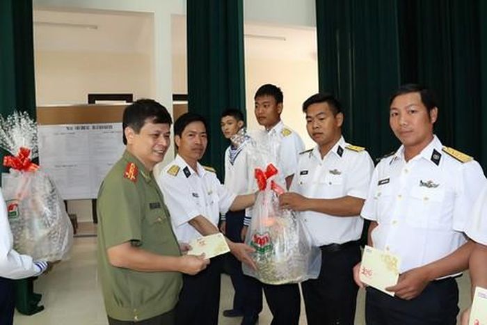 Đại tá Trần Trọng Dũng, Tổng Biên tập Báo Công an TPHCM (bìa trái) trao quà Tết cho các gia đình chiến sĩ Lữ đoàn 146 Vùng 4 Hải quân (năm 2016)