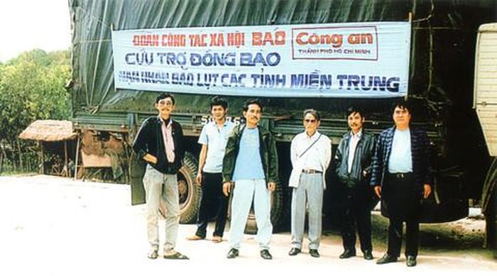 Tổng Biên tập Nguyễn Anh Linh (thứ ba từ phải qua) dẫn đầu đoàn công tác Báo Công an TPHCM tham gia cứu trợ người dân miền Trung bị bão lụt (năm 1991)