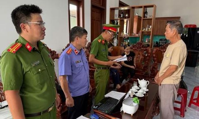 Cơ quan chức năng đọc lệnh bắt tạm giam đối với Võ Xuân Nghị. Ảnh CA Gia Lai.