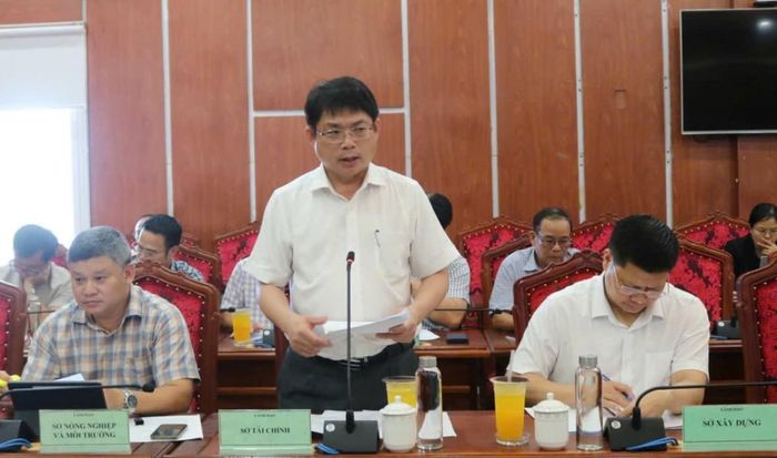  Lãnh đạo Sở Tài chính báo cáo tình hình giải ngân kinh phí khắc phục hậu quả thiên tai gây ra trên địa bàn tỉnh.