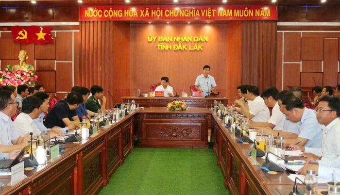Ông Nguyễn Thiên Văn Phó Chủ tịch UBND tỉnh phát biểu tại cuộc họp.