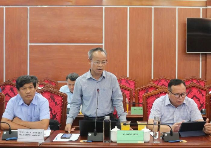  Lãnh đạo xã Sông Hinh báo cáo tiến độ giải ngân kinh phí khắc phục hậu quả thiên tai tại địa phương. 