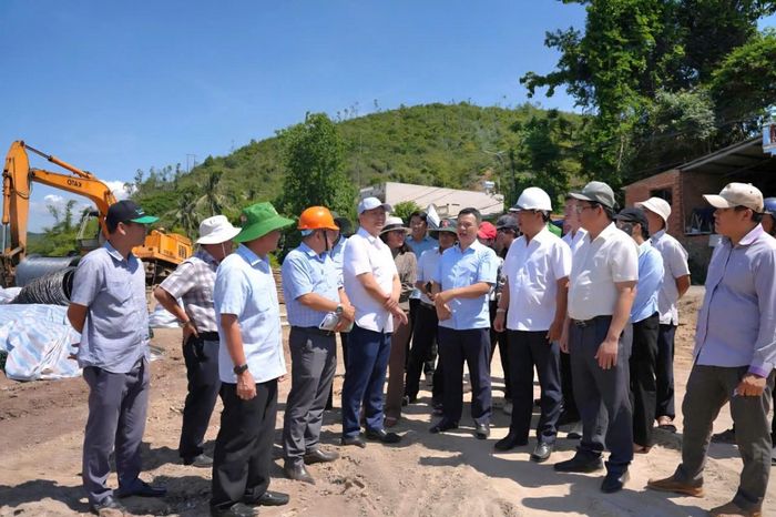  Lãnh đạo Ban Quản lý các dự án đầu tư xây dựng khu vực phía Đông tỉnh đã báo cáo với đoàn công tác về tiến độ triển khai các dự án khắc phục hậu quả bão lũ trên địa bàn. 