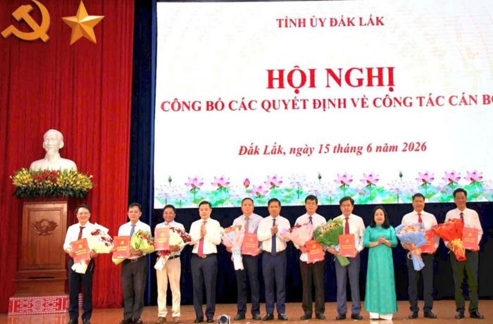 Bí thư Tỉnh ủy Đắk Lắk tặng hoa chúc mừng.