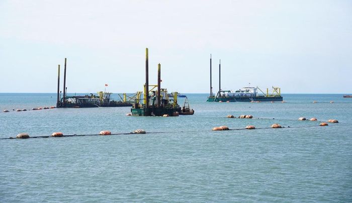  Nhà đầu tư đang tập trung phương tiện thi công Dự án Khu bến cảng Mỹ Thủy 