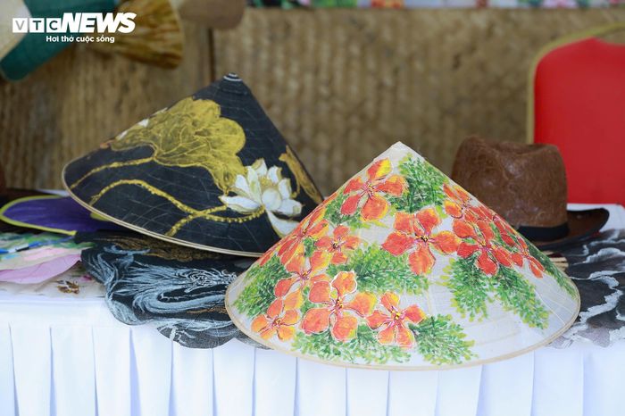 Từ chất liệu tự nhiên giản dị là những chiếc lá bàng thô ráp, nghệ nhân Võ Ngọc Hùng kiên trì thử nghiệm và tạo nên những biến thể độc đáo của nón lá Huế, vừa giữ tinh thần truyền thống vừa mang hơi thở sáng tạo mới.