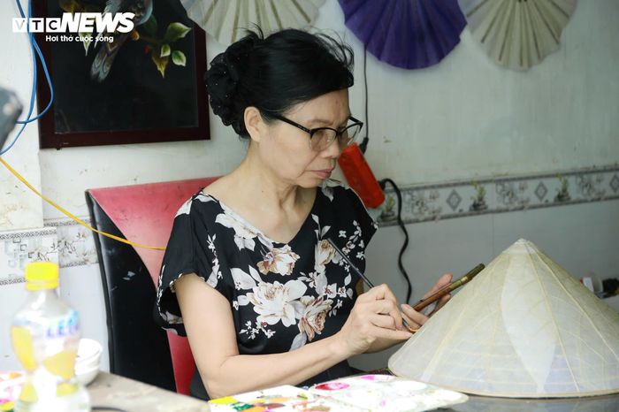 Để tạo dấu ấn riêng cho sản phẩm, vợ nghệ nhân Võ Ngọc Hùng là bà Lê Thị Kỳ Ngộ thường vẽ thêm lên nón những hình ảnh đặc trưng của Huế như cầu Trường Tiền, chùa Thiên Mụ, sông Hương hay tà áo dài tím của thiếu nữ xứ thơ. 