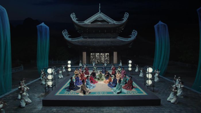 Hàng chục ca nương thuộc nhiều thế hệ xuất hiện trong MV.