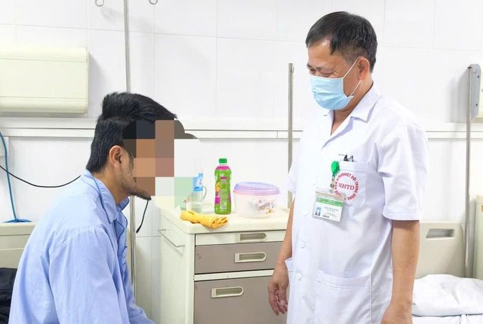 Bác sĩ kiểm tra sức khỏe người bệnh. (Ảnh: Thanh Đặng)