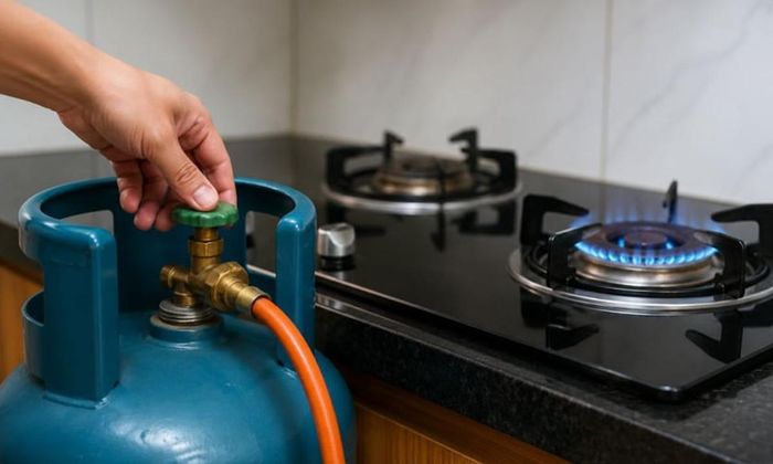 Trước khi bắt đầu làm sạch, cần khóa van bình gas và đảm bảo bếp đã nguội hoàn toàn (Ảnh minh họa)