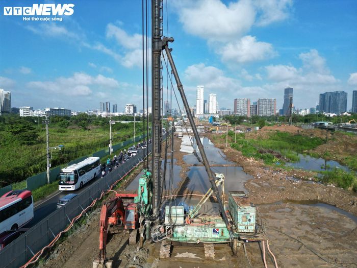 Điểm cuối của tuyến đường sẽ kết nối với đường Trần Não. Hiện khu vực nút giao giữa đường Trần Bạch Đằng và đường Trần Não cũng đang được triển khai thi công đồng loạt.