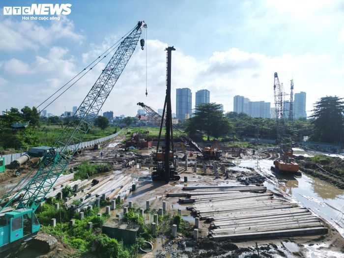 Ghi nhận của PV Báo Điện tử VTC News cho thấy, trên các tuyến đường thuộc dự án đầu tư xây dựng 4 tuyến đường chính ở Khu đô thị mới Thủ Thiêm (phường An Khánh, TP.HCM), không khí thi công diễn ra khẩn trương với sự tham gia của hàng chục công nhân, kỹ sư cùng nhiều máy móc, thiết bị chuyên dụng.