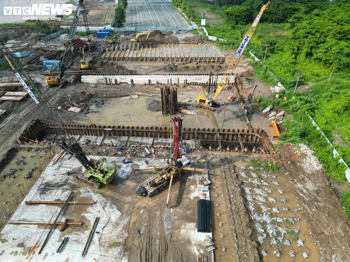 Ở đoạn đường Trần Bạch Đằng đối diện vị trí cầu đi bộ vượt sông Sài Gòn, các đơn vị thi công đang thực hiện nền đường, xử lý đầu cọc bê tông và chuẩn bị triển khai phần móng công trình.
