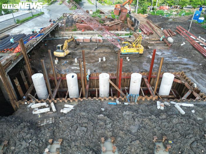 Công trình đang triển khai khoan cọc nhồi, thi công móng cầu với nhiều mũi thi công hoạt động liên tục.