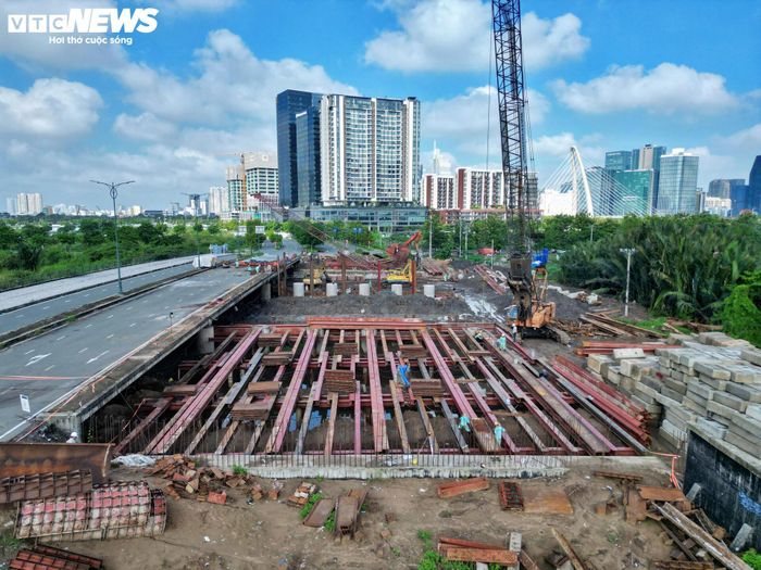 Cách đó khoảng 500 m, hướng về cầu Ba Son, cầu số 6 - công trình từng dang dở suốt hơn một thập kỷ - cũng đã được nhà thầu huy động nhân lực, thiết bị thi công trở lại.