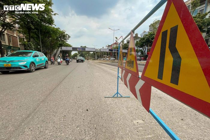 Bà Trần Thị Mai, chủ một cửa hàng kinh doanh trên tuyến đường, cho rằng việc trồng thêm cây xanh và hoàn thiện hệ thống hạ tầng giúp bộ mặt tuyến đường thay đổi đáng kể. “Thời gian qua, việc thi công ít nhiều ảnh hưởng đến hoạt động buôn bán. Những ngày gần đây, khi công trường được thu gọn, cây xanh được bổ sung và cảnh quan dần hoàn thiện thì khu vực này nhìn khang trang hơn rất nhiều. Chúng tôi mong dự án sớm hoàn thành để việc kinh doanh ổn định trở lại”, bà Mai chia sẻ.