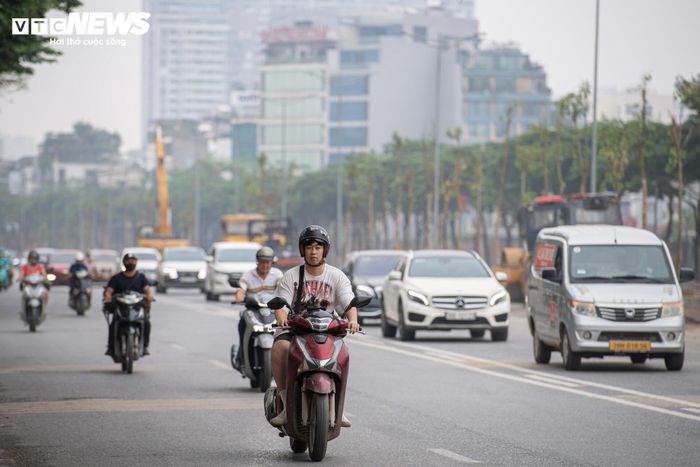 Anh Nguyễn Văn Hùng, người thường xuyên qua khu vực Võ Chí Công, cho biết những ngày gần đây việc đi lại thuận lợi hơn khi nhiều điểm rào chắn đã được tháo dỡ. “Trước đây có những đoạn đường bị thu hẹp do phục vụ thi công nên việc di chuyển vào giờ cao điểm khá vất vả. Hiện nay mặt bằng đã được hoàn trả ở nhiều vị trí nên giao thông thông thoáng hơn, người dân cũng thuận tiện hơn khi đi lại”, anh Hùng nói.
