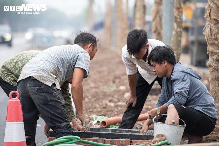 Cùng với việc hoàn trả mặt bằng, công tác chỉnh trang cảnh quan trên tuyến đường cũng được triển khai đồng loạt. 