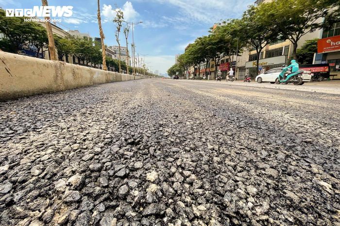 Tại nhiều vị trí, mặt đường mới đã được trải thảm nhựa, giúp giao thông thuận lợi hơn so với thời điểm công trường còn chiếm dụng một phần mặt đường để thi công hệ thống thoát nước.