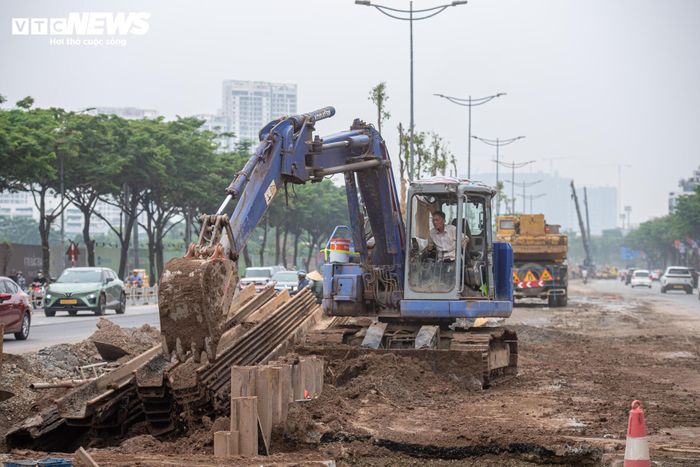 Trên công trường, các đơn vị thi công đang huy động nhân lực và máy móc để đẩy nhanh tiến độ các hạng mục còn lại, hướng tới mục tiêu hoàn thành phần việc chính trước ngày 30/6.