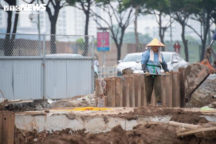 Trên công trường, nhiều tổ công nhân đang thực hiện các công đoạn lắp đặt cống, rút cọc cừ, san lấp và hoàn thiện mặt bằng sau thi công.