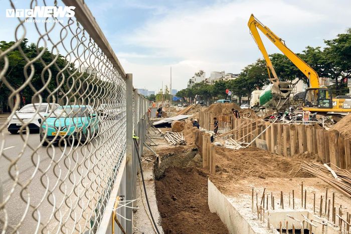 Dù phần lớn mặt bằng đã được hoàn trả, tại một số vị trí cuối tuyến, các hạng mục thuộc dự án cống hộp chống ngập vẫn đang được triển khai. 