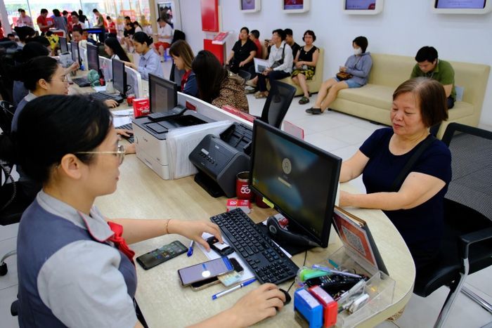 Khách hàng xác thực thuê bao tại một điểm giao dịch của Viettel ngày 15/6.