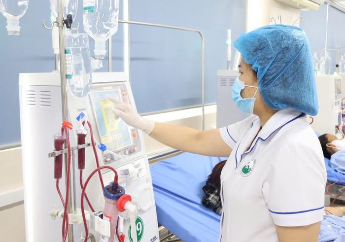 Nhân viên y tế tại một cơ sở điều trị của Hà Nội.