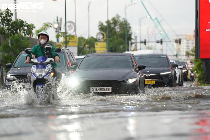 Tại khu vực chân cầu Ba Son (phía phường An Khánh), nước dâng cao phủ kín mặt đường, hàng loạt xe máy và ô tô bị chết máy khi cố gắng đi qua đoạn ngập. 