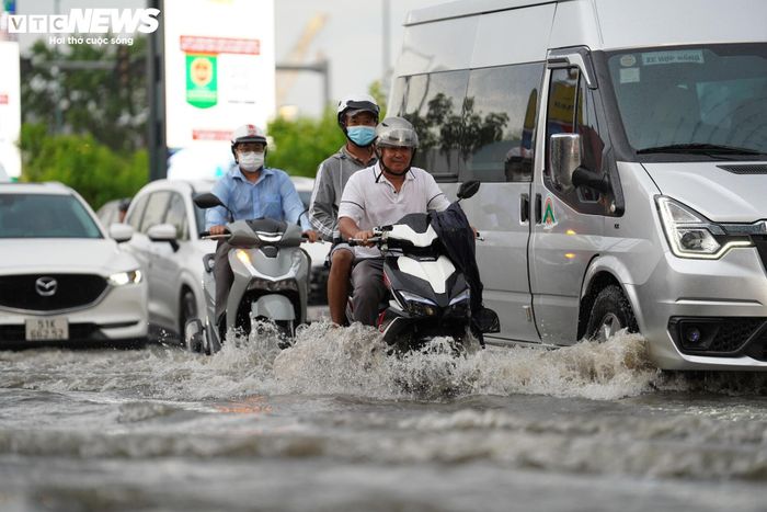 Ông Hoàng Văn Nghĩa (ngụ phường An Khánh) cho biết đây là lần đầu tiên ông chứng kiến khu vực chân cầu Ba Son ngập sâu như vậy. "Nước ngập lênh láng, rất khó phân biệt đâu là mặt đường, đâu là vỉa hè. Tôi bị té ngã, làm rơi đồ xuống nước. Giờ chỉ biết chờ nước rút để tìm lại, hy vọng chưa bị cuốn xuống cống", ông Nghĩa nói.