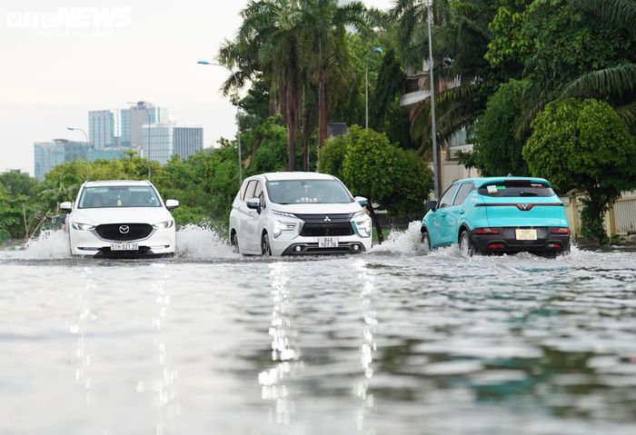 Ghi nhận của phóng viên, nhiều tuyến đường như Xuân Thủy, đường 34... chìm trong nước sau trận mưa lớn. Lượng nước đổ xuống trong thời gian ngắn vượt quá khả năng tiêu thoát của hệ thống cống, khiến mặt đường ngập lênh láng, các phương tiện phải di chuyển chậm để tránh chết máy.