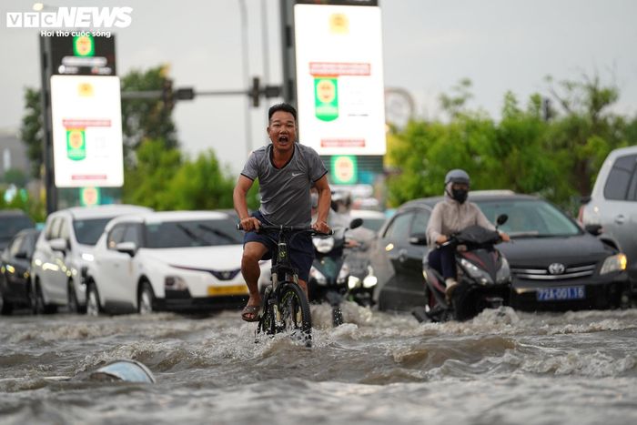 Dòng nước chảy khá mạnh, trong khi các ô tô lưu thông qua khu vực ngập tạo thành những đợt sóng lớn, việc điều khiển xe máy trở nên khó khăn hơn. Một số người đi xe máy bị mất thăng bằng và ngã xuống đường.