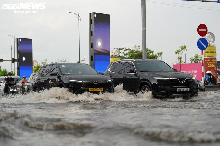 Theo ghi nhận tại hiện trường, ngoài lượng mưa lớn, rác thải bị nước cuốn trôi làm bít nhiều miệng cống cũng khiến nước rút chậm, tình trạng ngập kéo dài.