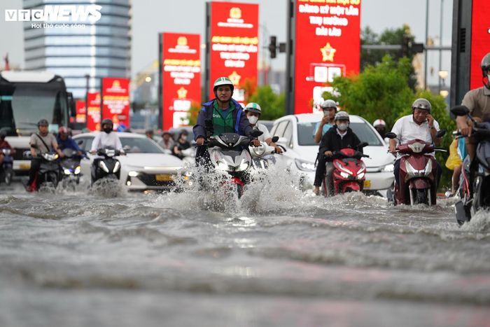 Trong khoảng ba giờ tiếp theo, mây đối lưu tiếp tục phát triển và gây mưa rào, dông, sét tại nhiều khu vực của TP.HCM như các phường Cầu Ông Lãnh, Bình Tiên, Tân Mỹ, Tân Hưng, Phú Định, Long Hương, Tam Long, Tân Hải, Tân Phước, Phú Mỹ cùng các xã Bình Khánh, An Thới Đông, Cần Giờ và một số địa phương lân cận.