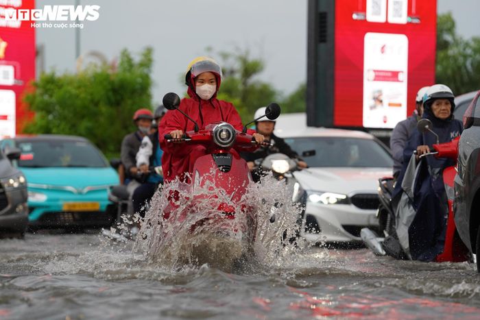 Theo Đài Khí tượng Thủy văn khu vực Nam Bộ, nguyên nhân gây mưa dông là do gió mùa Tây Nam hoạt động với cường độ trung bình kết hợp áp cao cận nhiệt đới trên cao có trục đi qua khu vực Nam Trung Bộ - Nam Bộ.